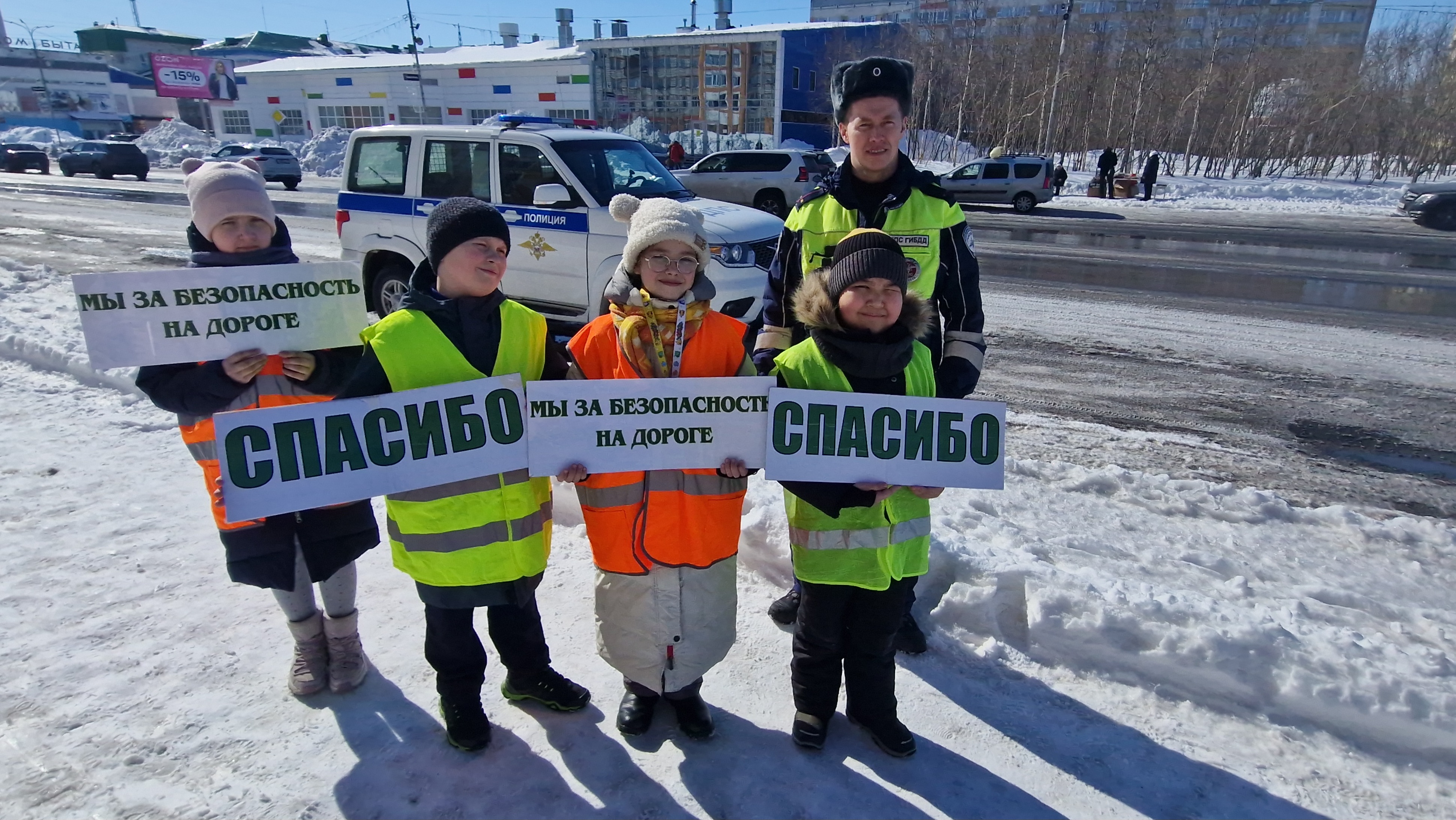 Юные инспекторы движения Воркуты поблагодарили водителей, соблюдающих ПДД.