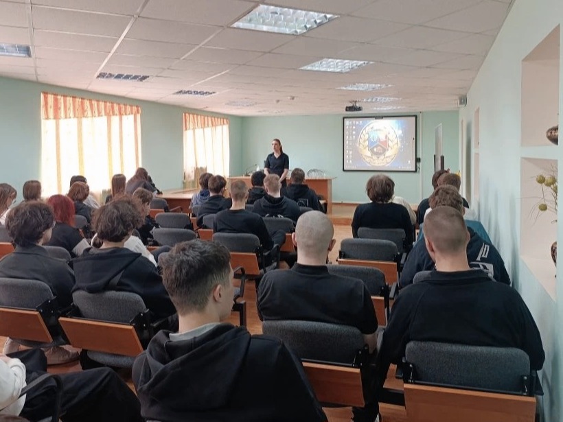 Воркутинские госавтоинспекторы вместе с общественниками провели профилактическую беседу со студентами ГПОУ «Воркутинский арктический горно-политехнический колледж».