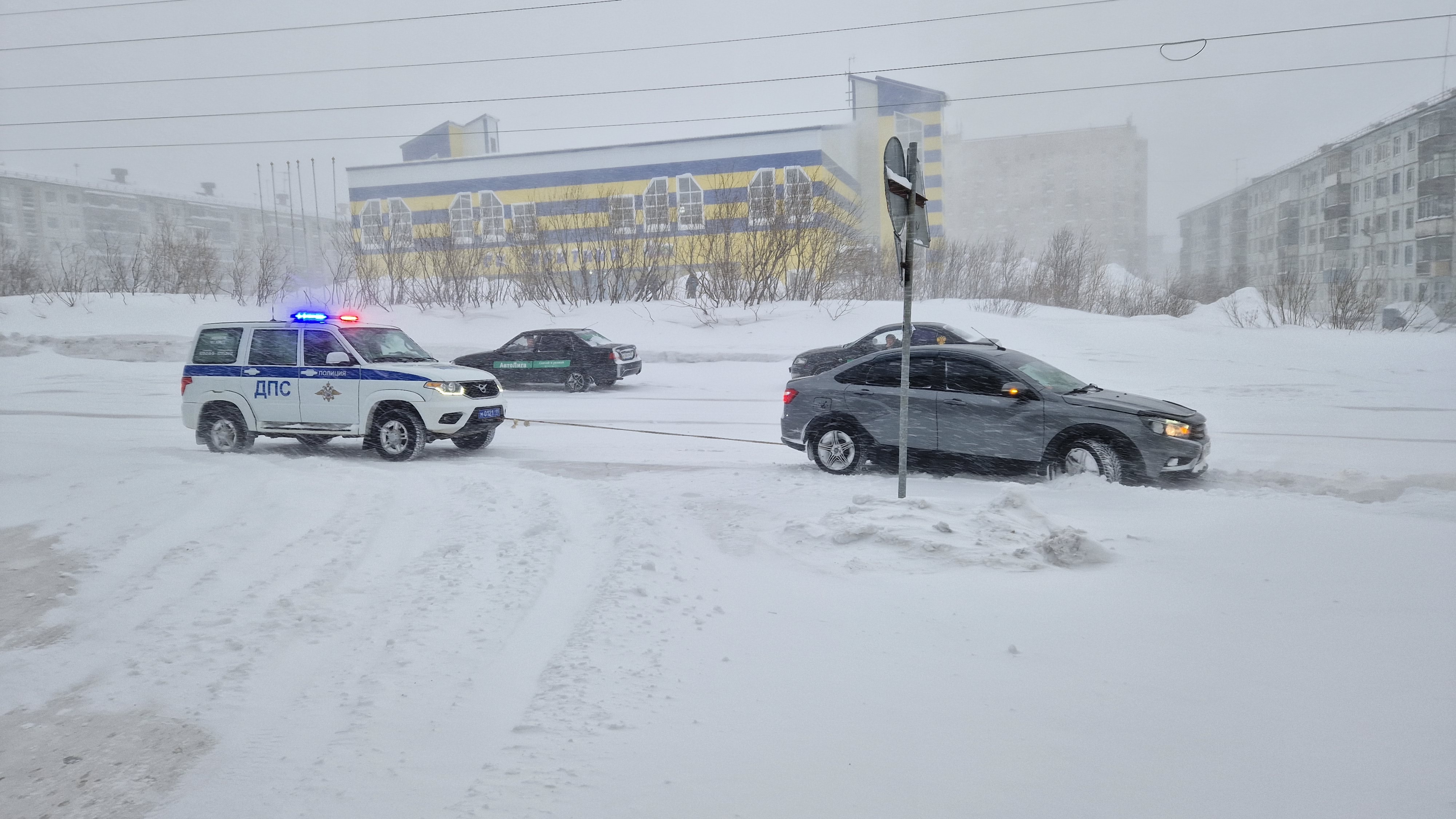 В Воркуте в связи с ухудшением погодных условий автоинспекторы оказывают помощь водителям.
