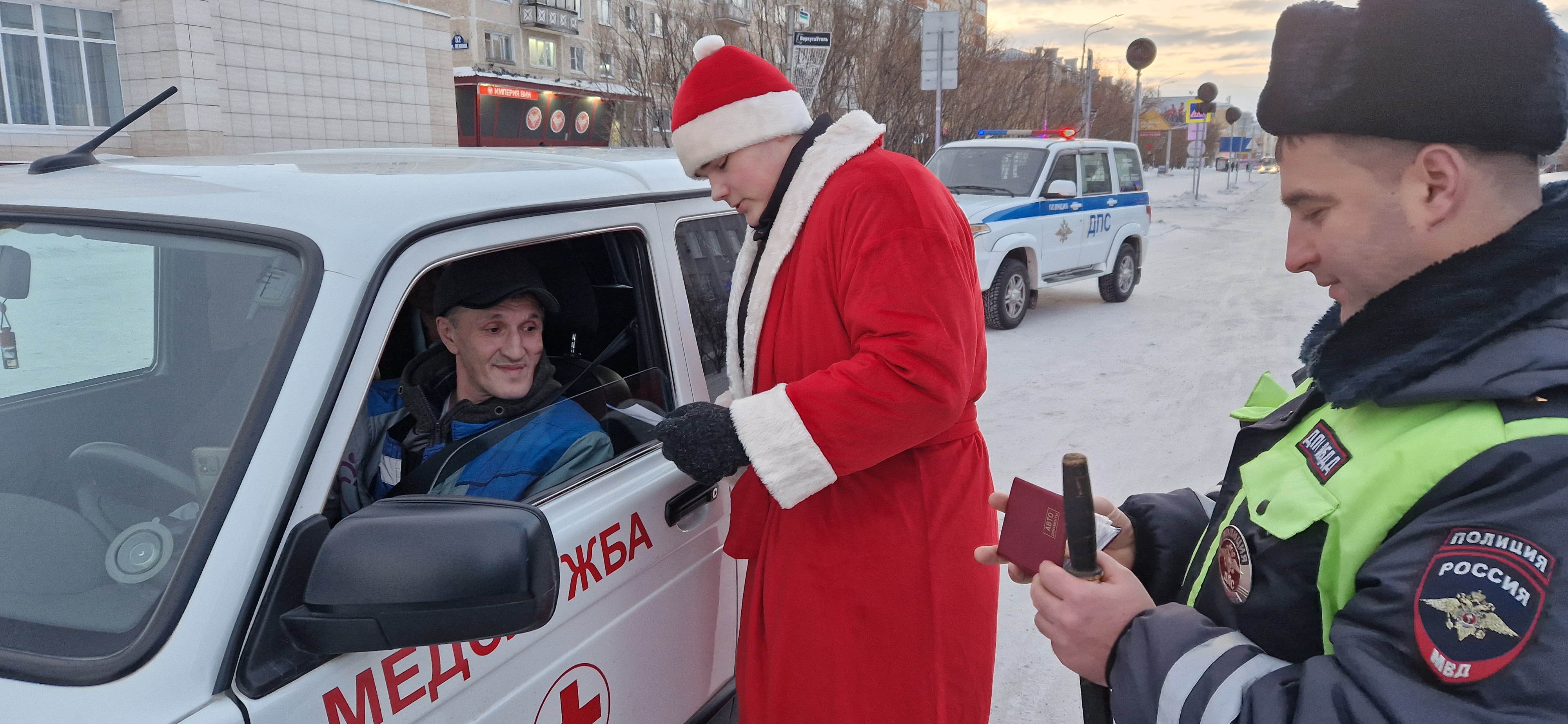Воркутинские госавтоинспекторы поздравили автолюбителей с наступлением Нового года.