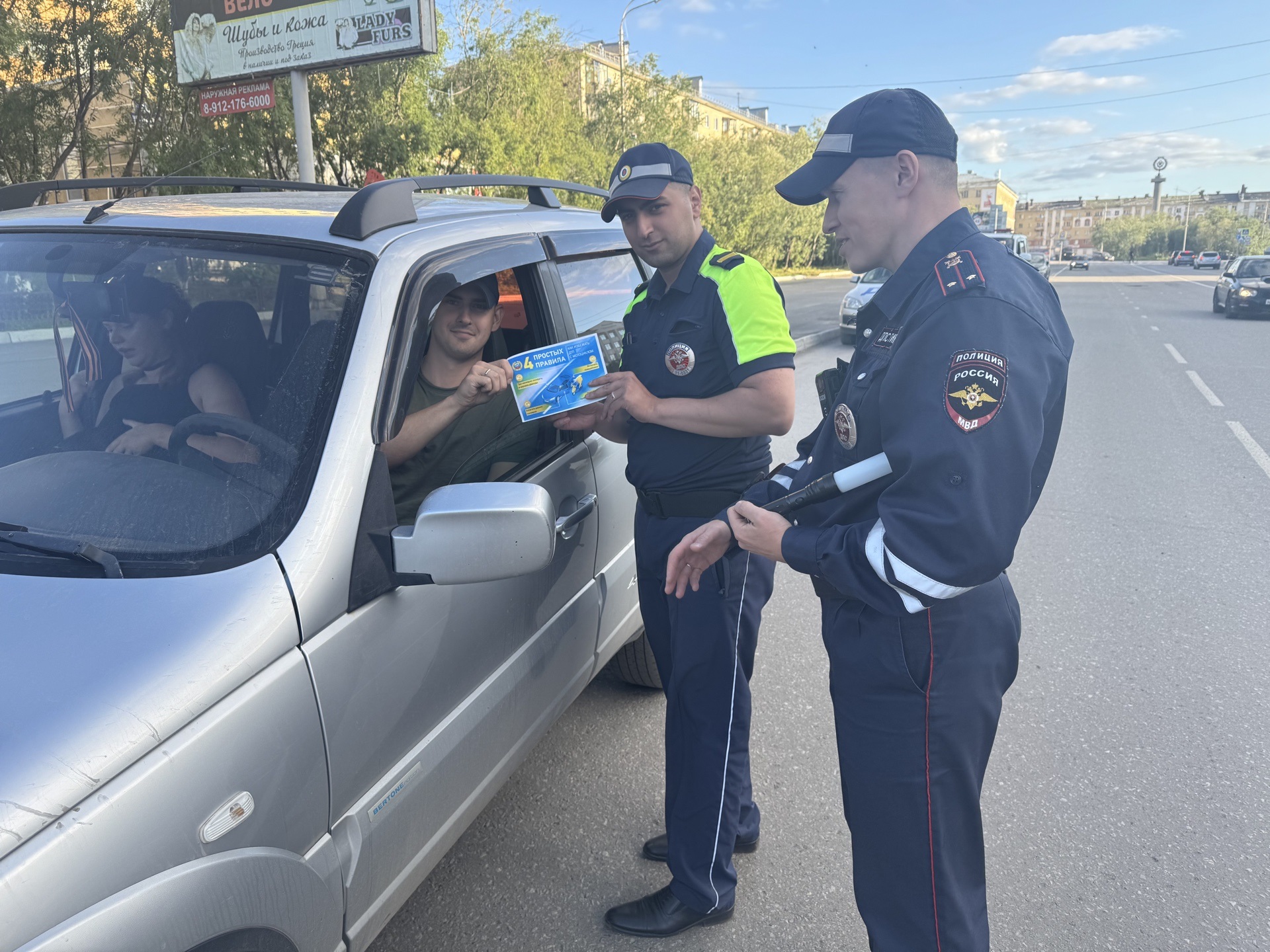 Госавтоинспекторы продолжают проводить профилактические беседы с участниками дорожного движения.