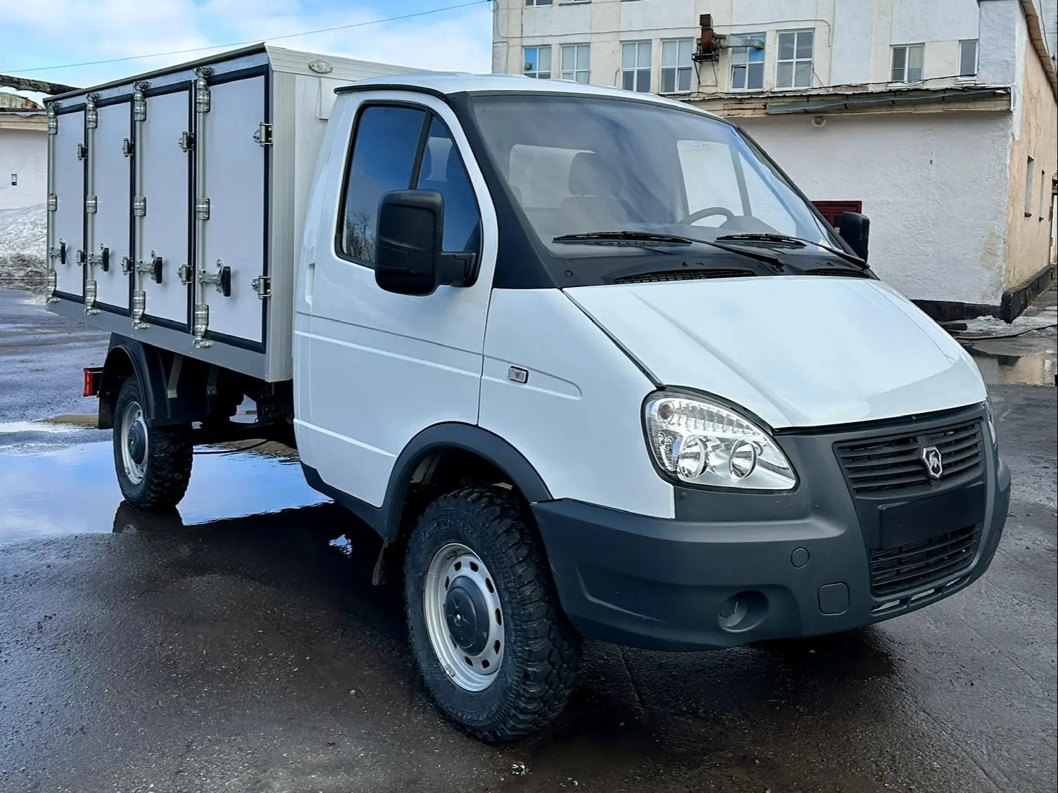 Обновление автопарка: Воркутинский хлебокомбинат получил новый хлебный фургон.