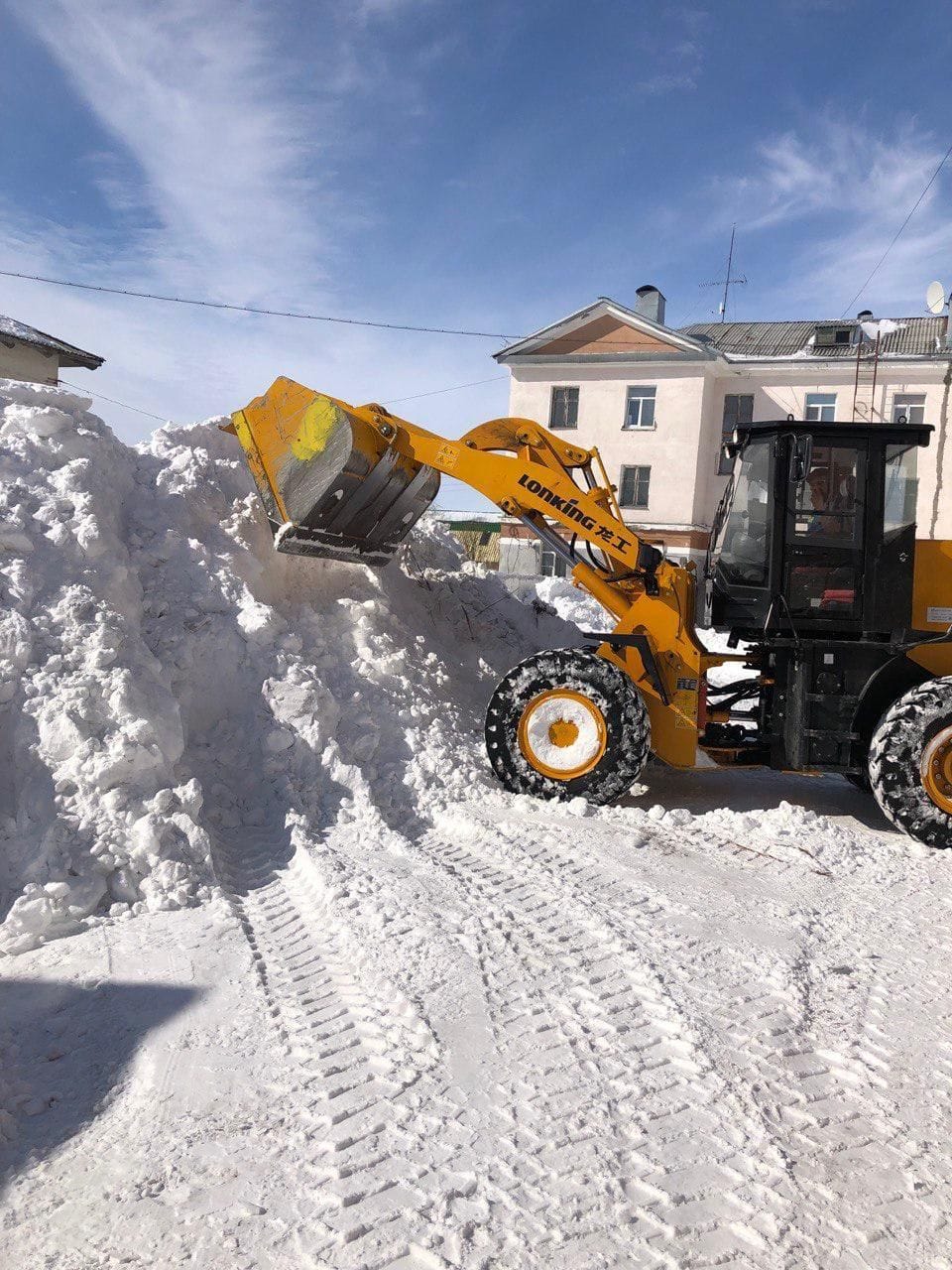Расчистка дворов и дорог: мэрия недовольна работой коммунальных служб, несмотря на рекордные показатели высоты снежного покрова.