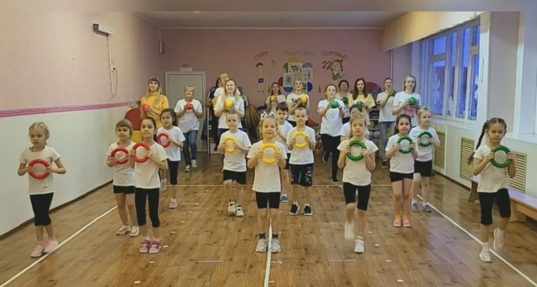 В воркутинских детских садах провели музыкальные флешмобы «Мы соблюдаем ПДД».