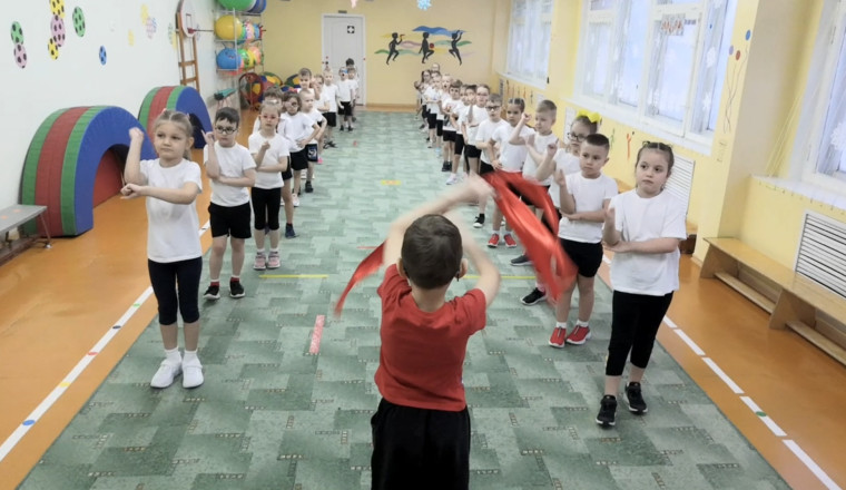 В воркутинских детских садах провели музыкальные флешмобы «Мы соблюдаем ПДД».
