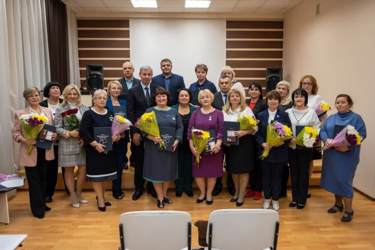 В Воркуте презентовали второй том книги Почета работников воркутинского образования.