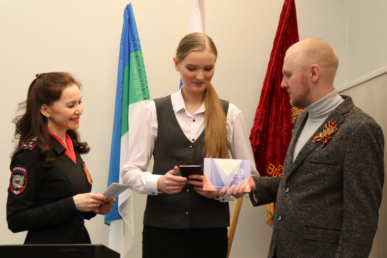 В преддверии Дня Победы в Воркуте прошло торжественное вручение паспортов юным гражданам Российской Федерации.