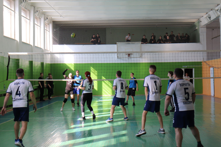 В Воркуте прошла товарищеская встреча по волейболу между сотрудниками полиции и кадетами.