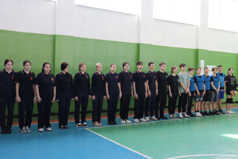 В Воркуте прошла товарищеская встреча по волейболу между сотрудниками полиции и кадетами.